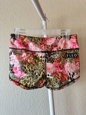 FLEO pink leopard floral print original shorts size medium in EUC
